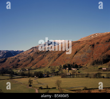 Vue le long Grisedale à la neige sommet recouvert de Nethermost Pike et Helvellyn Penrith Cumbria Lake District Angleterre Banque D'Images