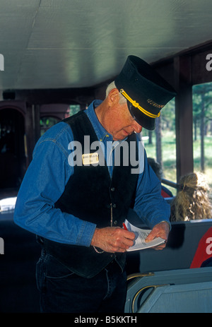 1, l'un, l'homme, chef de train, employé, ouvrier, travaillant, travaillant sur le chemin de fer, les Black Hills Central Railroad, hill city, Black Hills, Dakota du Sud Banque D'Images