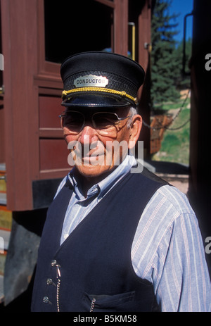 1, l'un, l'homme, chef de train, employé, ouvrier, travaillant, travaillant sur le chemin de fer, les Black Hills Central Railroad, hill city, Black Hills, Dakota du Sud Banque D'Images