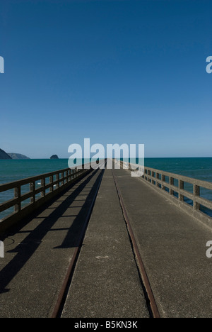 Tolaga Bay wharf - 660 mètres de long ou 2165 ft - en Nouvelle-Zélande. La plus longue jetée dans l'hémisphère sud. Banque D'Images