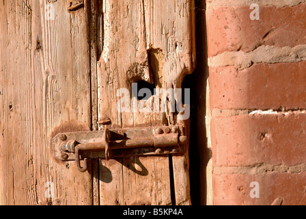 Détail d'une grange en brique rouge avec des portes de bois rustique dans le Herefordshire UK Banque D'Images