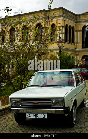 En Turquie, Tofaş fonde également leur production initiale sur Fiat 131s construit sous licence Fiat comme un bain turc avec des lits jumeaux. Banque D'Images