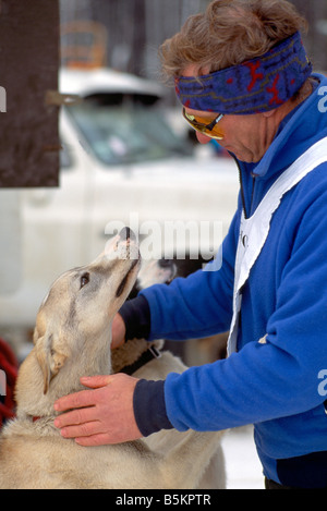 L'homme avec les chiens de traîneaux à la course internationale d'attelages de chiens près de Falkland dans la région de l'Okanagan de la Colombie-Britannique Canada Banque D'Images