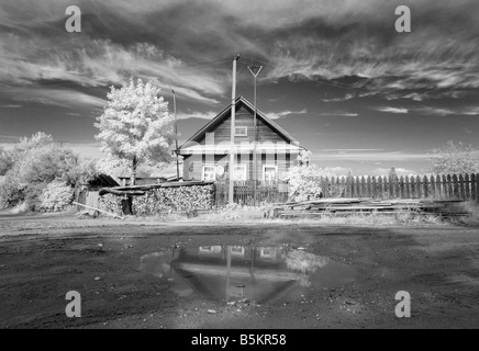 L'image infrarouge d'une traditionnelle maison de village, dans la région de Leningrad, Russie Banque D'Images