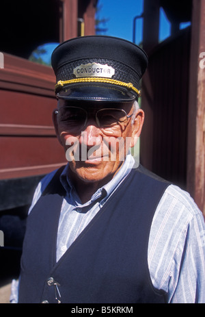 1, l'un, l'homme, chef de train, employé, ouvrier, travaillant, travaillant sur le chemin de fer, les Black Hills Central Railroad, hill city, Black Hills, Dakota du Sud Banque D'Images