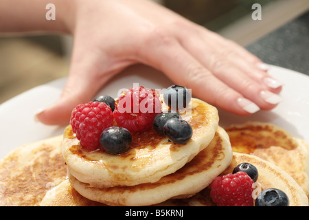 Scotch frais Crêpes avec des fruits sains et de petits fruits d'or Sirop Repas Petit déjeuner servi sur un plateau Banque D'Images