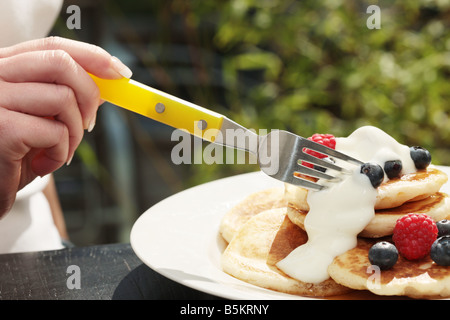 Scotch frais Crêpes avec des fruits sains et de petits fruits d'or Sirop Repas Petit déjeuner servi sur un plateau Banque D'Images