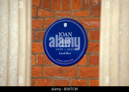 Patrimoine bd blue plaque marquant une ancienne maison de l'actrice britannique joan sims, à Kensington, Londres, Angleterre Banque D'Images