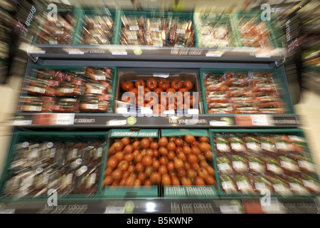 Les fruits et légumes au supermarché effet rapide floue Banque D'Images
