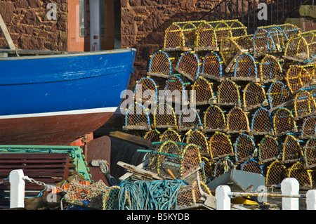 Les casiers empilés sur le quai dans le port de North Berwick, Ecosse Banque D'Images