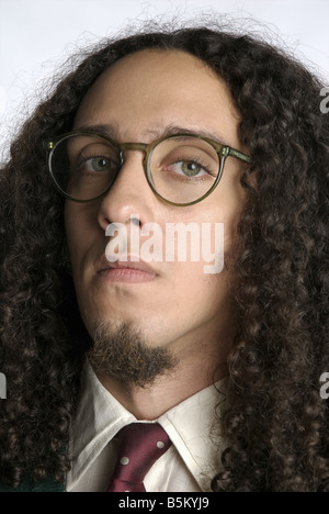 L'homme aux cheveux hirsutes en tenue de ville. Banque D'Images