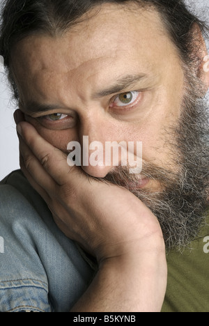 L'homme aux cheveux longs et la barbe. Banque D'Images