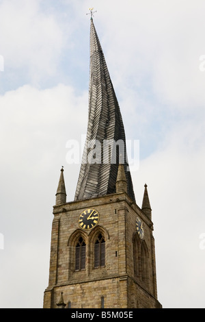 The crooked spire sur le dessus de l'église paroissiale de Chesterfield Banque D'Images