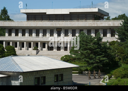 Les troupes de la Corée du Nord en face de la Maison de la paix à Panmunjom, zone démilitarisée, Corée Banque D'Images