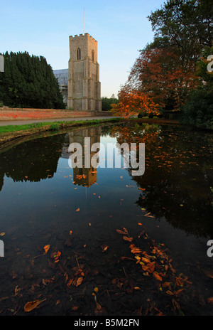 Eglise St Mary à Old Hunstanton, Norfolk, reflétée dans l'étang à canards. Banque D'Images