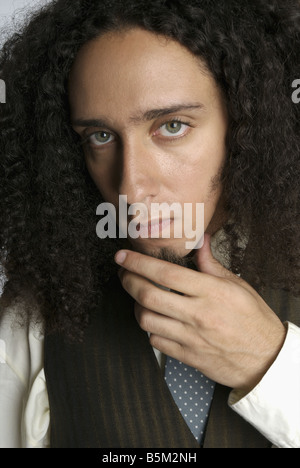 L'homme aux cheveux hirsutes en tenue de ville. Banque D'Images