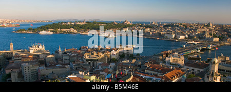 Une vue sur le Bosphore et la Tour de Galata de Sultanahmet, Istanbul, Turquie, Europe Banque D'Images