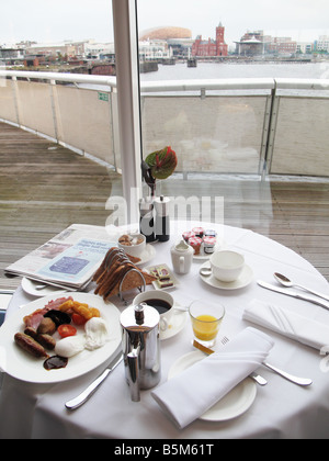 Le tableau établi pour un petit-déjeuner anglais complet au St Davids Hotel 5 étoiles Cardiff, Pays de Galles, Royaume-Uni Banque D'Images