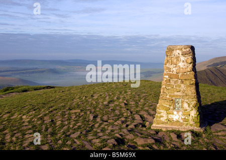Paysage du matin point trig sur le sommet de mam tor avec soleil et brouillard dans le peak district national park Banque D'Images
