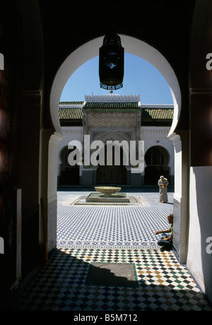 Fès Maroc Université d'Al-Qarawiyying (Kairaouine) et Mosquée Archway fondée au IXe siècle par Fatima Al-Fihri la plus ancienne continuellement utilisée plus haut Banque D'Images