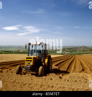 UK Angleterre Gloucestershire Préparation du tracteur Renault agriculture de plantation sur le terrain dans l'ouest de Cotswolds Banque D'Images
