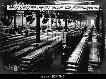 EN 639 1F1914 E George V visites une fabrique de munitions George V Roi de Grande-Bretagne 1865 1936 Le Roi George d'Angleterre visite un Banque D'Images