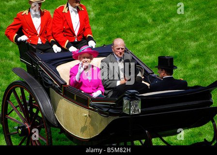 Sa majesté la reine Elizabeth au Royal Ascot, Berkshire, Angleterre Banque D'Images