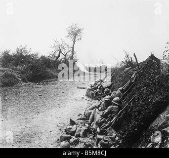 2 G55 F1 1916 20 E LA PREMIÈRE GUERRE MONDIALE Soldats français se mettre à couvert de la PREMIÈRE GUERRE MONDIALE Histoire France Soldats français se mettre à couvert de Capture Photo Courcelles Banque D'Images