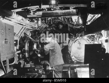 Salle des machines d'un bateau allemand U c 1915 Histoire Première Guerre mondiale à la guerre sur la mer de la salle des machines d'un bateau allemand U Photo c 1915 Banque D'Images