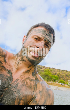 Portrait d'un homme couvert de boue debout dans le lac, Lago Grande Specchio di Venere, île de Pantelleria, Sicile, Italie. Banque D'Images