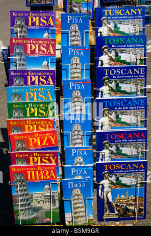 Des guides touristiques sur Pisa exposées à l'extérieur d'une boutique, Pise, Toscane, Italie Banque D'Images