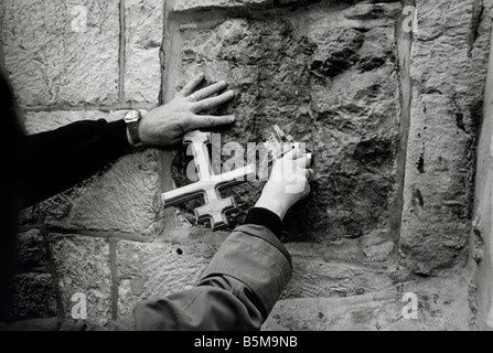 Pèlerins marcher jusqu'à la Via Dolorosa marquant le Chemin de Croix pendant la Semaine sainte, Jérusalem, Israël Banque D'Images