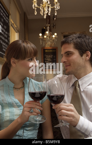 Un couple having a toast. Banque D'Images