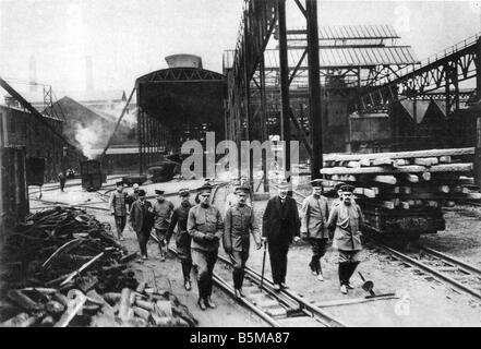 2 G55 R1 1915 E attache une fabrique d'armes dans l'histoire de la Première Guerre mondiale La Première Guerre mondiale, l'industrie de l'armement militaire neutre s'attache avec un sih Suè Banque D'Images