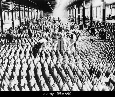 2 G55 R1 1918 de munitions français Première Guerre mondiale Première Guerre mondiale Histoire de l'industrie de l'armement en Angleterre les hommes et les femmes qui travaillent dans un sous-munitions Banque D'Images