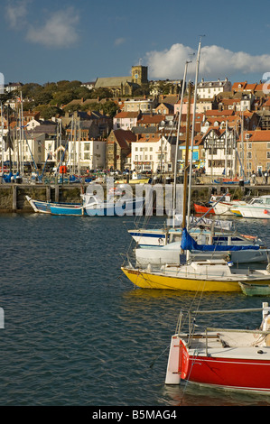 Bateaux amarrés à Scarborough Inner Harbour North Yorkshire Angleterre Royaume-Uni Royaume-Uni GB Grande-Bretagne Banque D'Images