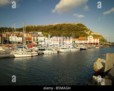 Bateaux amarrés à Scarborough Inner Harbour North Yorkshire Angleterre Royaume-Uni Royaume-Uni GB Grande-Bretagne Banque D'Images