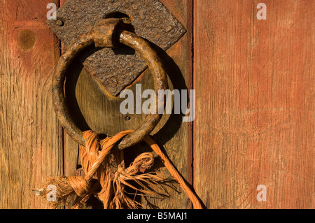 Ancienne poignée rouillée sur la porte de la grange près de Angleterre Royaume-Uni GB Grande-Bretagne Banque D'Images