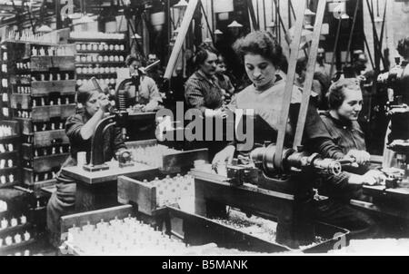 2 M146 R1 1917 10 femmes faisant des fusibles d'armes 1917 Femmes au travail l'industrie de l'armement des femmes travaillant dans l'industrie de l'armement allemand 1917 Banque D'Images