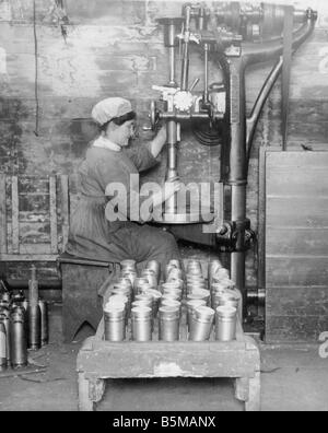 2 M146 R1 1917 Femme faisant des munitions dans l'Ecosse 1917 Les femmes au travail de l'emploi de l'industrie de l'armement de la femme dans l'arma Banque D'Images