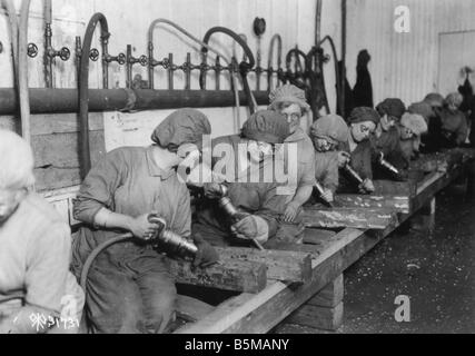 2 M146 R1 1918 1 USA travailleurs féminins avec jackhammer Womaen professions dans l'industrie de l'armement USA femmes employées dans l'armement je Banque D'Images