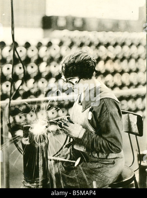 2 M146 R1 1918 B USA female worker welding 1918 Femmes au travail de l'industrie de l'armement USA travailleur féminin de souder la coquille d'un Banque D'Images