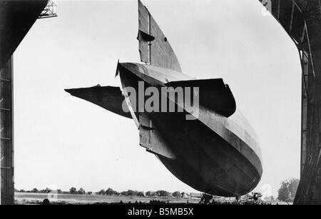 2 V30 L1 1917 Marine 3 Airship L 53 1917 Photo de l'aviation de transport marine dirigeables airship L 53 apporté dans la première queue hangar Ph Banque D'Images