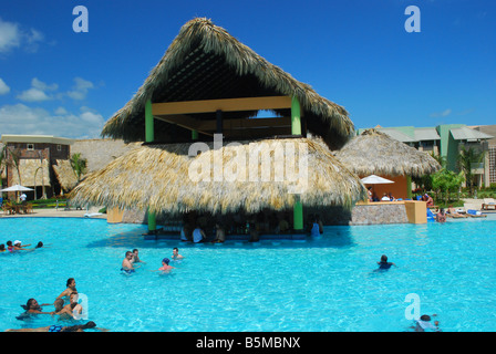 Une vue sur la piscine dans l'Hôtel Club Marina, AMSA, Punta Cana, République dominicaine. Banque D'Images