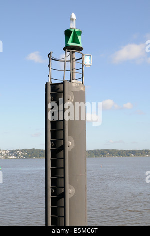 Un Seezeichen eines Schiffsanlegestelle à Hamburg Deutschland marque la mer à un embarcadère à Hambourg Allemagne Banque D'Images