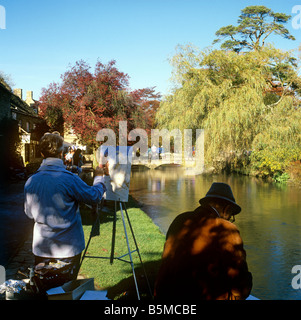 UK Angleterre Gloucestershire Kingham peinture artiste amateur au bord de la rivière Windrush Banque D'Images