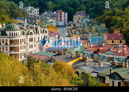 Vue sur des bâtiments colorés avec des toits multicolores dans une nouvelle zone résidentielle de Kiev, Ukraine, Europe de l'Est Banque D'Images