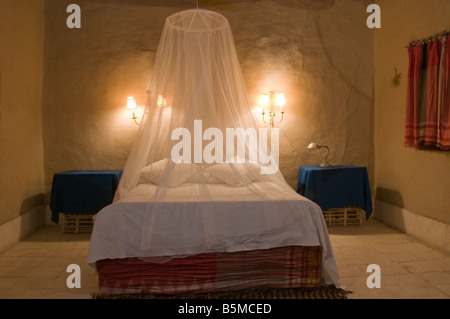 Une chambre avec un moustiquaire drapée de Nour El Gourna hotel dans Luxor Egypte Banque D'Images