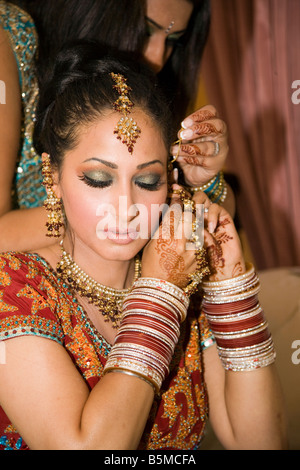 Belle Mariée sikh préparation sur son jour de la cérémonie avec tous ses bracelets et vêtements traditionnels, mariée, Sikh Sikh traditionnelle mariée, robe, Banque D'Images