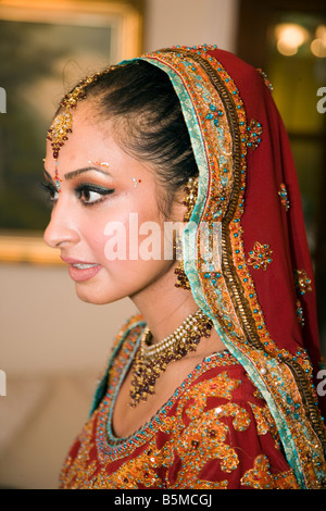 Belle Mariée sikh préparation sur son jour de la cérémonie avec tous ses bracelets et vêtements traditionnels Banque D'Images